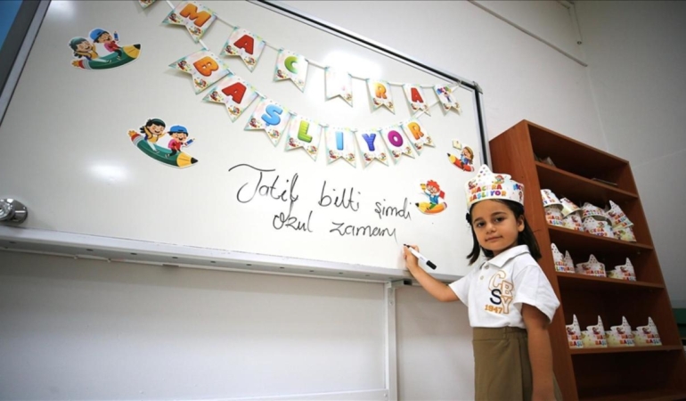 Tatil sona erdi, bugün ders zili çalıyor.