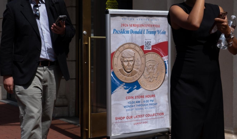 ABD’de “Trump’ın resminin bulunduğu” 1 dolarlık banknot dolaşıma girdi.