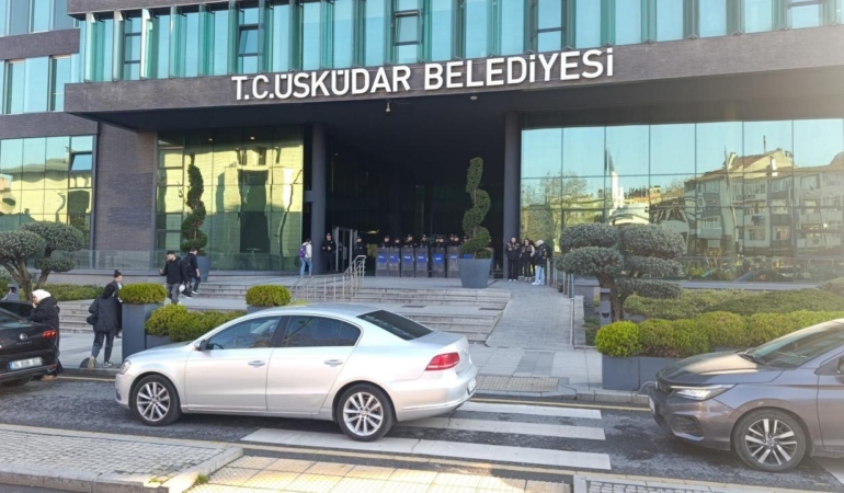 Üsküdar Belediyesine ilişkin yürütülen usulsüzlük soruşturmasında 3 kişi tutuklandı.