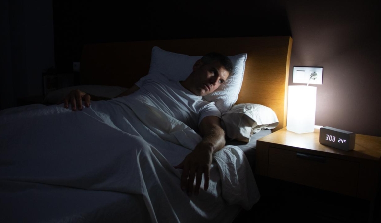 Gece aydınlatmasında uyumanın kalp sağlığı üzerindeki etkileri olabilir.