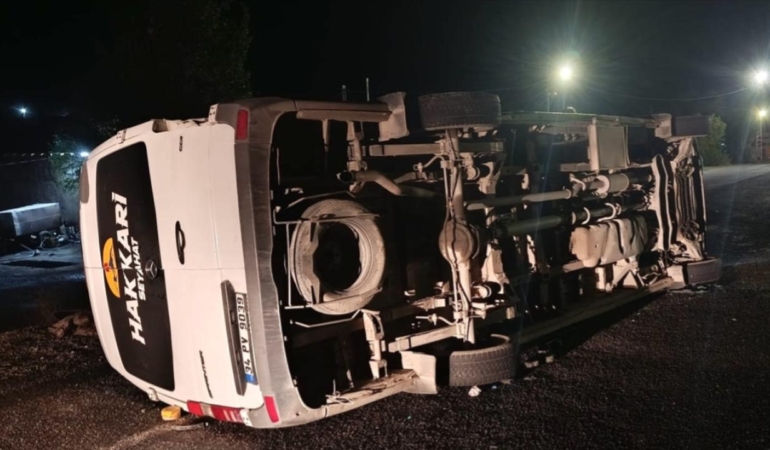 Van’da minibüs ile kamyonun çarpışması sonucu 13 kişi yaralandı.