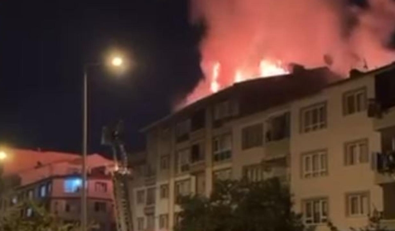 Ankara’daki bir binanın çatısında yangın meydana geldi.