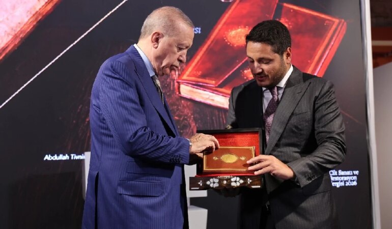 Cumhurbaşkanı Erdoğan’a 500 yıllık el yazması kitap takdim edildi.