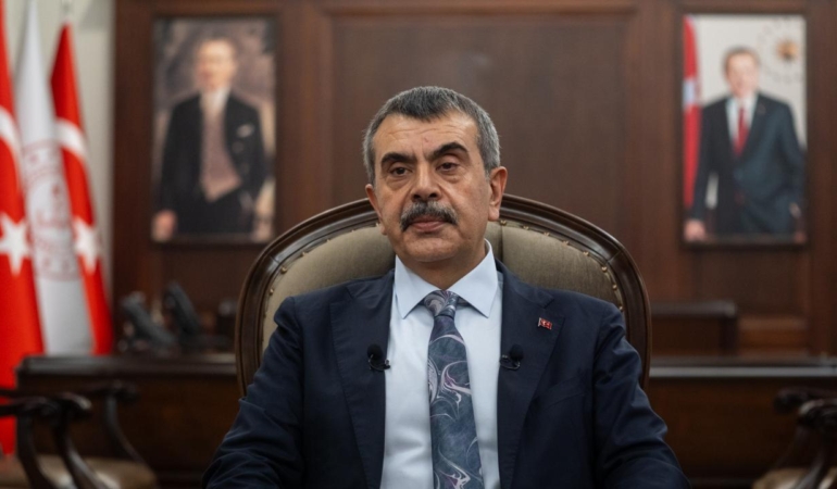 Okul güvenliğini eğitim sürecinin temel unsurlarından biri olarak değerlendiriyoruz.