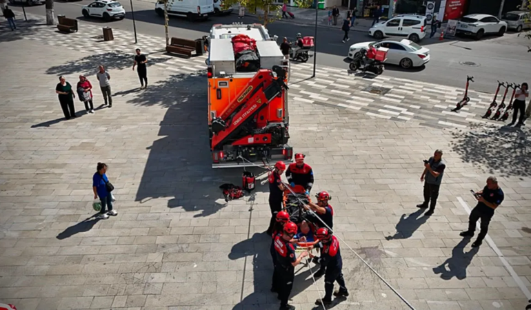 İzmir’de yangın tatbikatı gerçek gibi geçti! Çalışanlar başarılı bir şekilde tahliye edildi.