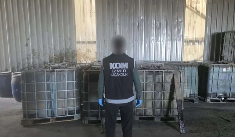 İzmir’de gerçekleştirilen operasyonda tonlarca kaçak akaryakıt ele geçirildi.