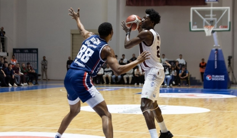 Pizzabulls Bordo Bandırma – Anadolu Efes: 79-85 (MAÇ SONUCU)