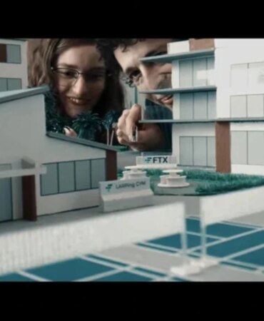 8-milyar-dolarlik-kripto-skandali-netflix-dizisi-oldu-ilk-fragman-yayinlandi-pc8x.jpg