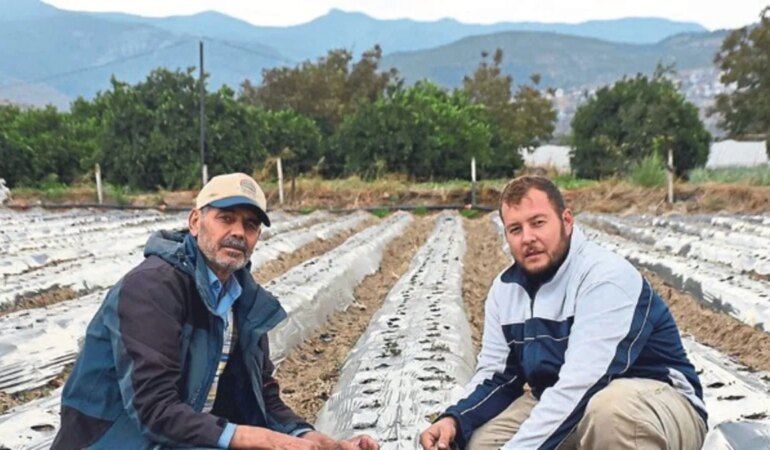 Baba-oğul, ata topraklarında organik tarım gerçekleştiriyor.