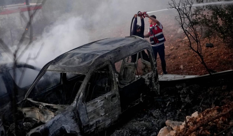 İşgal altındaki Batı Şeria’da İsrailliler, Filistinlilere ait evleri ve araçları ateşe verdi.