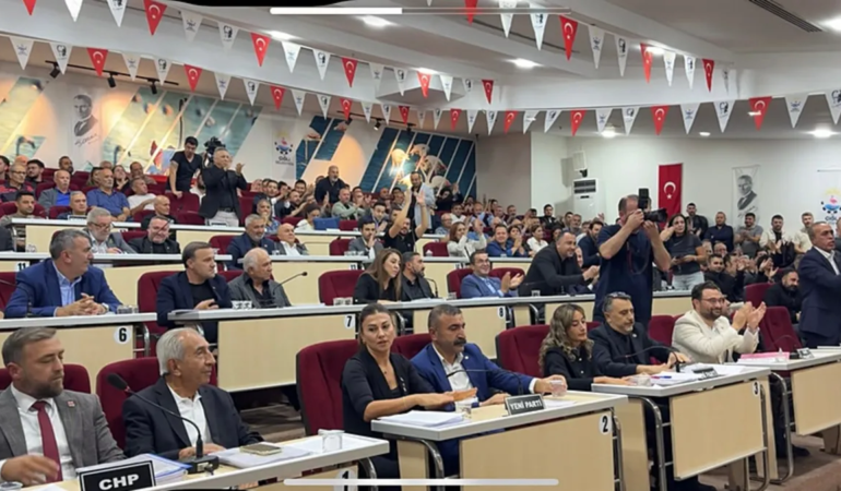 Çiğli Belediye Meclisi’nde gergin anlar! Başkan Yıldız’a şişe fırlatıldı.