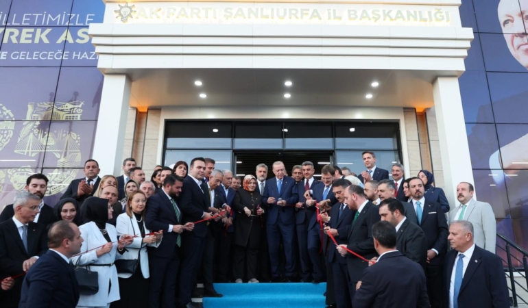 Cumhurbaşkanı Erdoğan, AK Parti’nin Şanlıurfa İl Başkanlığı’nın açılışını yaptı.