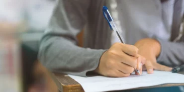 frontiers-in-psychology-arastirmasi-el-yazisi-yazmanin-beyni-klavyeden-daha-fazla-calistirdigini-kan.webp