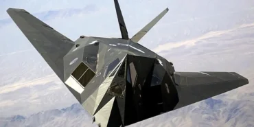 gorunmezlik-teknolojisinin-oncusu-ve-ilk-gizlilik-yetenekli-taarruz-ucagi-f-117a-nighthawk-smithsoni.webp