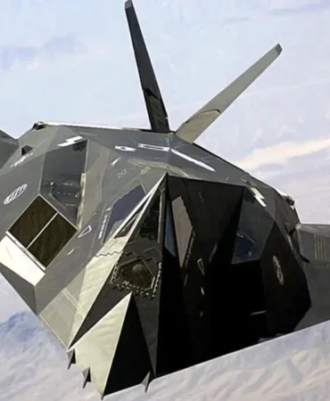 gorunmezlik-teknolojisinin-oncusu-ve-ilk-gizlilik-yetenekli-taarruz-ucagi-f-117a-nighthawk-smithsoni.webp