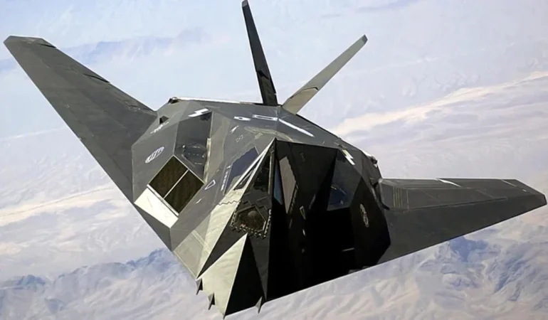 gorunmezlik-teknolojisinin-oncusu-ve-ilk-gizlilik-yetenekli-taarruz-ucagi-f-117a-nighthawk-smithsoni.webp