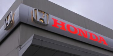 honda-elektrikli-araclari-giderken-sarj-edecek-yolu-gercek-otoyolda-test-ediyor-vbid.jpg