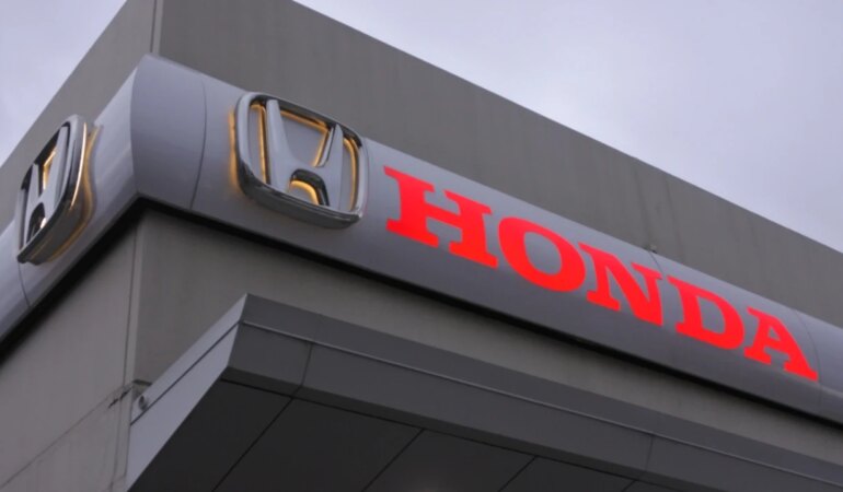 Honda, elektrikli araçlarını hareket halindeyken şarj edebilecek yolu gerçek otoyolda deniyor.