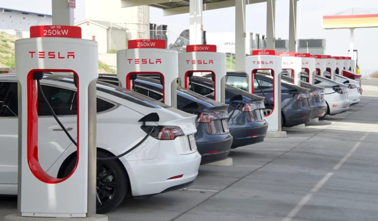 Tesla’nın Supercharger’ları için acil durum kaçış özelliği getiriliyor.