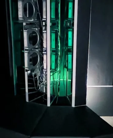 ispanyadaki-bilgisayar-tarihi-muzesi-otuz-adet-eski-mac-mini-kullanarak-ikonik-cray-1-super-bilgisay.webp