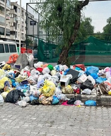 izmir-karsiyakada-copler-birikti-kotu-boku-mahalleliyi-isyan-ettirdi-1792318351063.jpeg