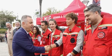 izmir-valisi-elban-vatandaslari-afetlere-karsi-uyardi-hem-psikolojik-hem-de-fiziki-olarak-kendimizi.webp