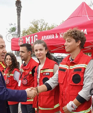 izmir-valisi-elban-vatandaslari-afetlere-karsi-uyardi-hem-psikolojik-hem-de-fiziki-olarak-kendimizi.webp