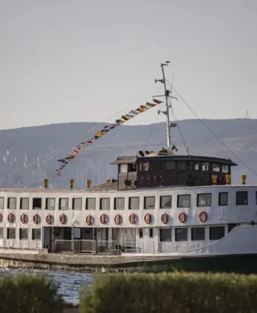 izmirde-hafta-sonu-plani-yapanlara-mujde-bergama-vapuru-yeniden-korfeze-aciliyor-izmiri-bu-sefer-den.webp