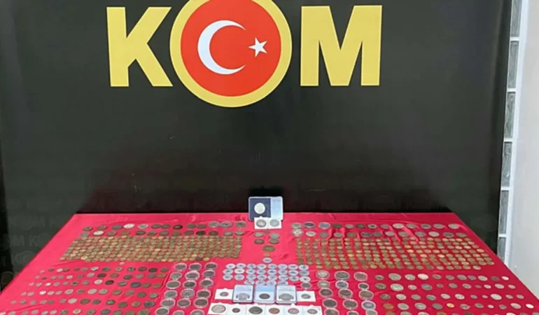 izmirde-kacakcilik-operasyonu-672-sikke-ele-gecirildi-1-supheliye-adli-islem-yapildi-1792596587879.p.webp