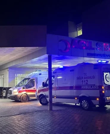 izmirde-skandal-zehirlenme-bir-yemek-firmasinin-dagittigi-yemekten-yiyen-80-isci-hastaneye-kaldirild.webp