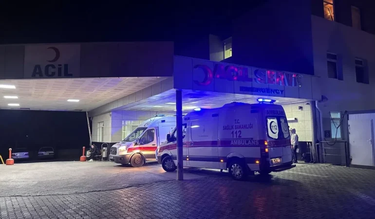 izmirde-skandal-zehirlenme-bir-yemek-firmasinin-dagittigi-yemekten-yiyen-80-isci-hastaneye-kaldirild.webp