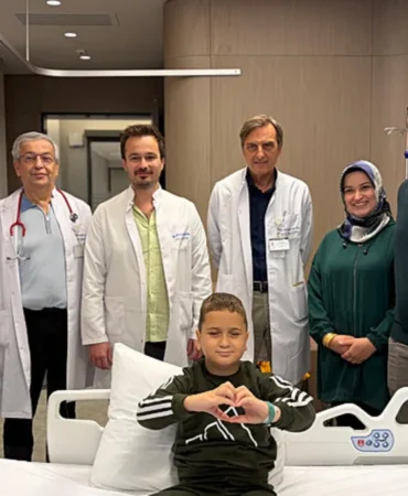izmirde-umut-veren-yasam-mucadelesi-omer-asafin-bir-telefonla-hayati-degisti-11-yasinda-yeniden-dogd.webp