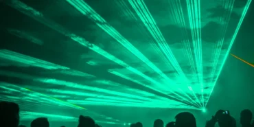 konser-ve-acik-hava-etkinliklerinde-kullanilan-yuksek-guclu-gosteri-lazerleri-akilli-telefonlarin-ka.webp