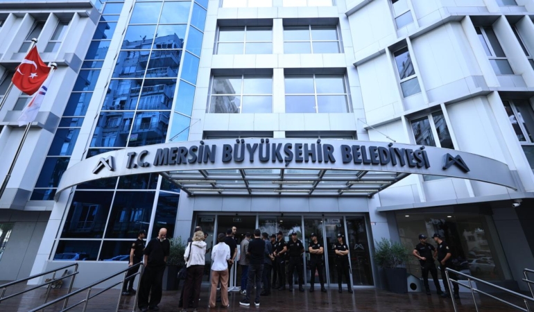 Mersin’de 3 belediyede gerçekleştirilen yolsuzluk operasyonu: 59 şüpheli adliyeye gönderildi.