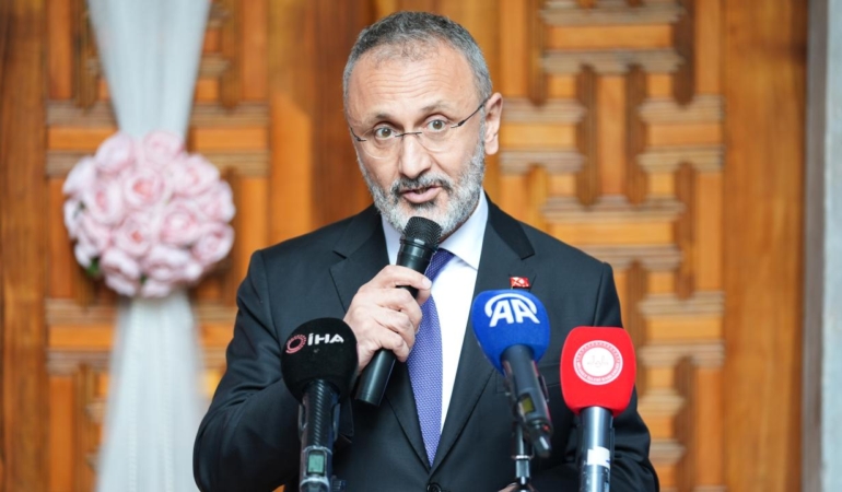 Eyüpsultan Belediye Başkanı Özmen ile birlikte 12 şüpheli gözaltına alındı.