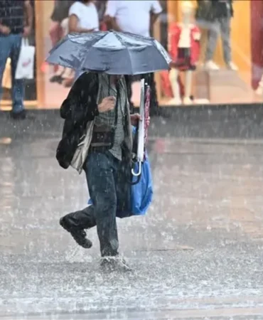 semsiyeleri-acin-izmir-saganaga-teslim-izmir-hava-durumu-2-ekim-cuma-meteoroloji-paylasti-1790913441.webp