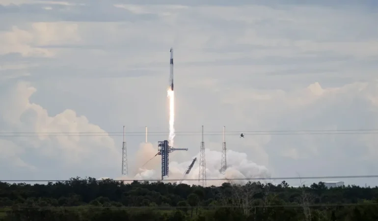 SpaceX’in yeni başarısı: Crew Dragon, UUİ’ye 8 saatten kısa sürede varış sağladı
