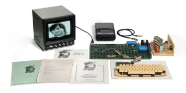 steve-wozniak-tarafindan-imzalanan-ve-steve-jobsun-mektubunu-iceren-calisir-durumdaki-hatfield-apple.webp