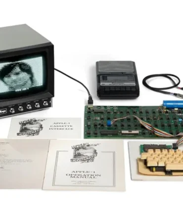 steve-wozniak-tarafindan-imzalanan-ve-steve-jobsun-mektubunu-iceren-calisir-durumdaki-hatfield-apple.webp