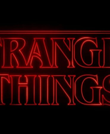 stranger-thingsin-kirmizi-harfleri-neden-bu-kadar-tanidik-geliyor-hefm.jpg