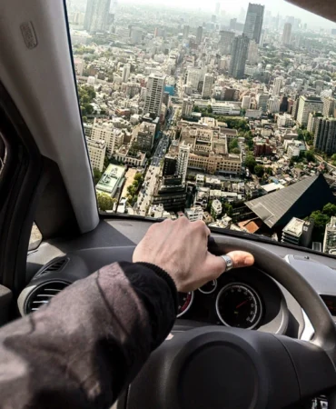 tanitiminin-uzerinden-gecen-uzun-surenin-ardindan-sergilenen-tesla-roadster-2-havada-asili-kalma-gos.webp