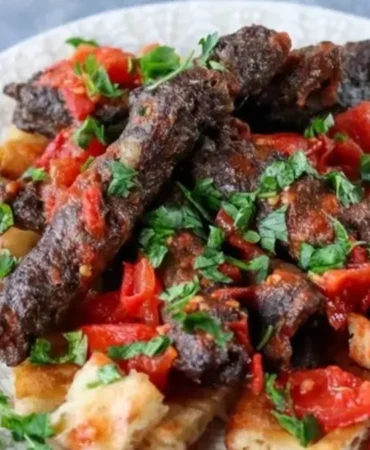 tarihi-sokaklari-kadar-lezzetiyle-de-unlu-izmirde-rotayi-tireye-cevirin-hem-ekonomik-hem-de-lezzetli.webp