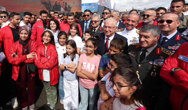 Milli Savunma Bakanı Güler ve TSK komuta kademesi, TEKNOFEST Güneydoğu etkinliğini ziyaret etti.